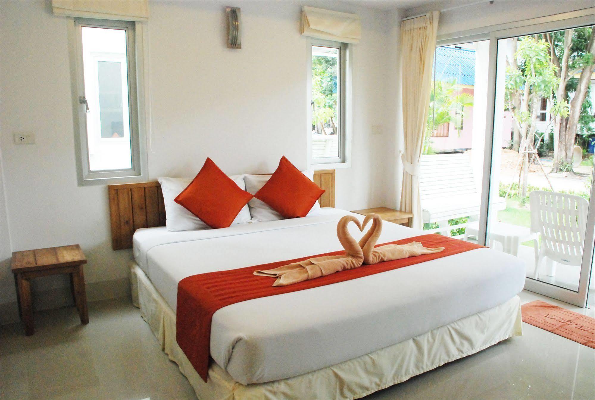 Amity Beach Resort Maret Bagian luar foto