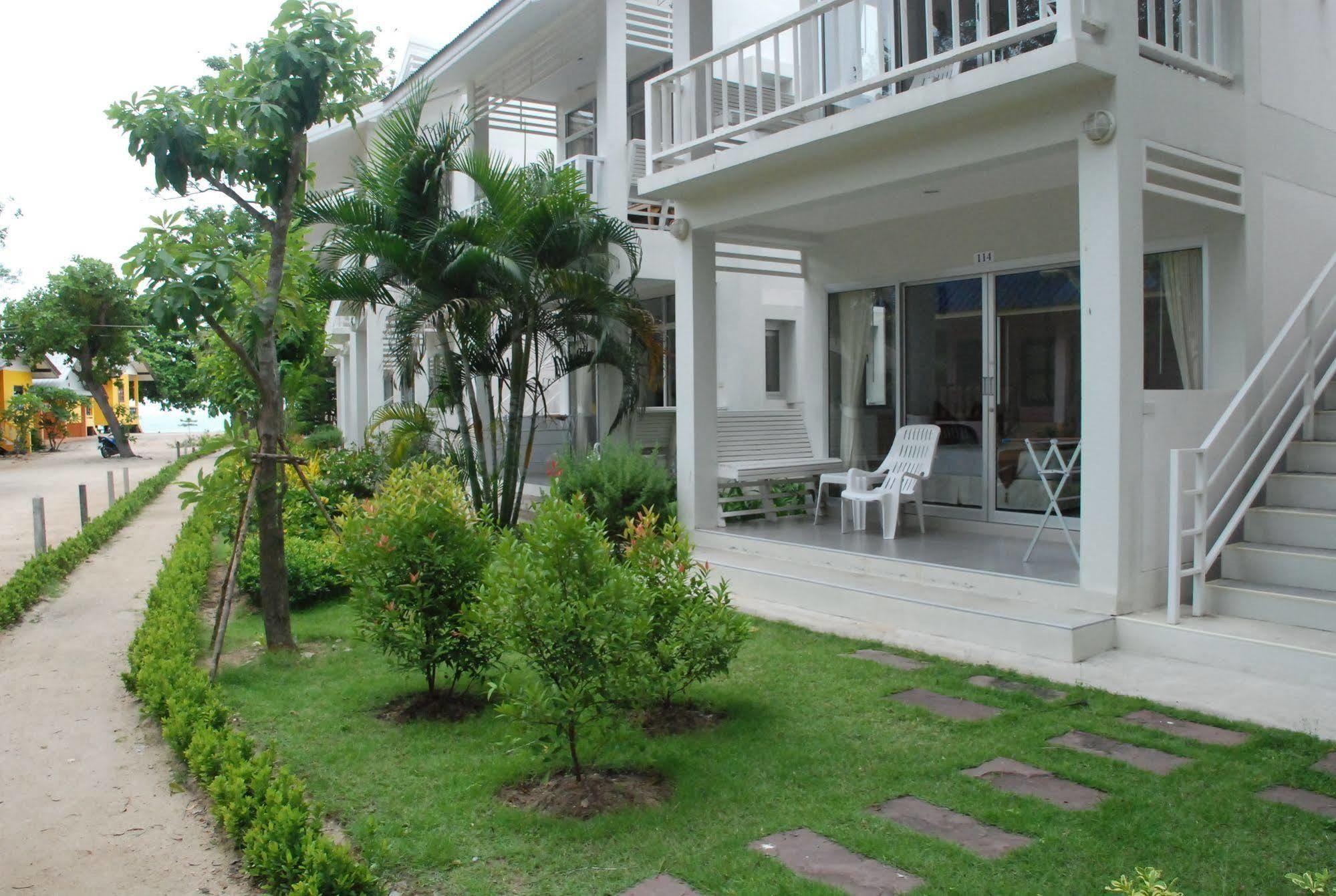 Amity Beach Resort Maret Bagian luar foto